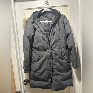 Canada Goose coat unisex size medium . Like New condition
